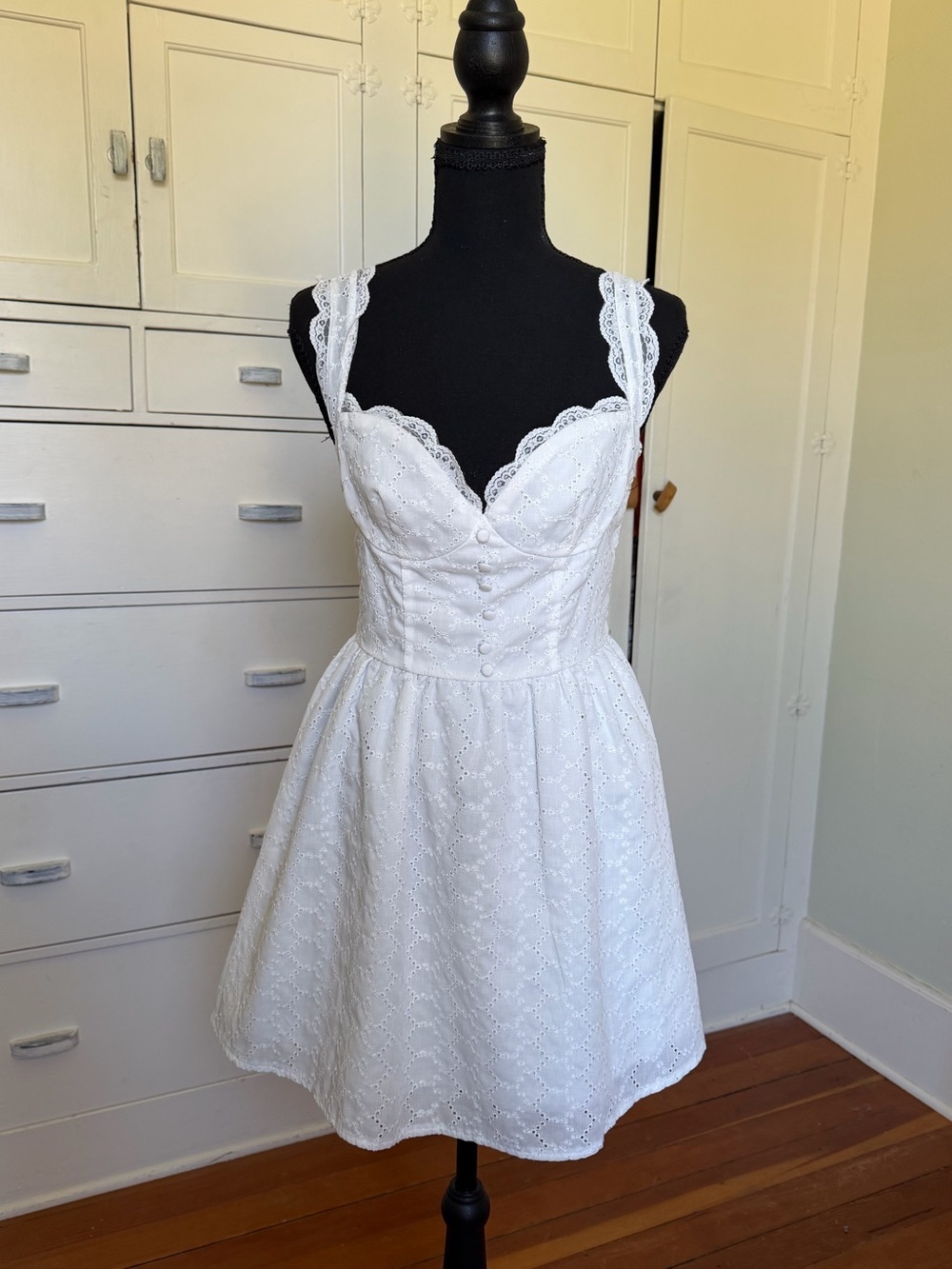 SHEIN White Lace Mini Dress with Scalloped Sweetheart Neckline